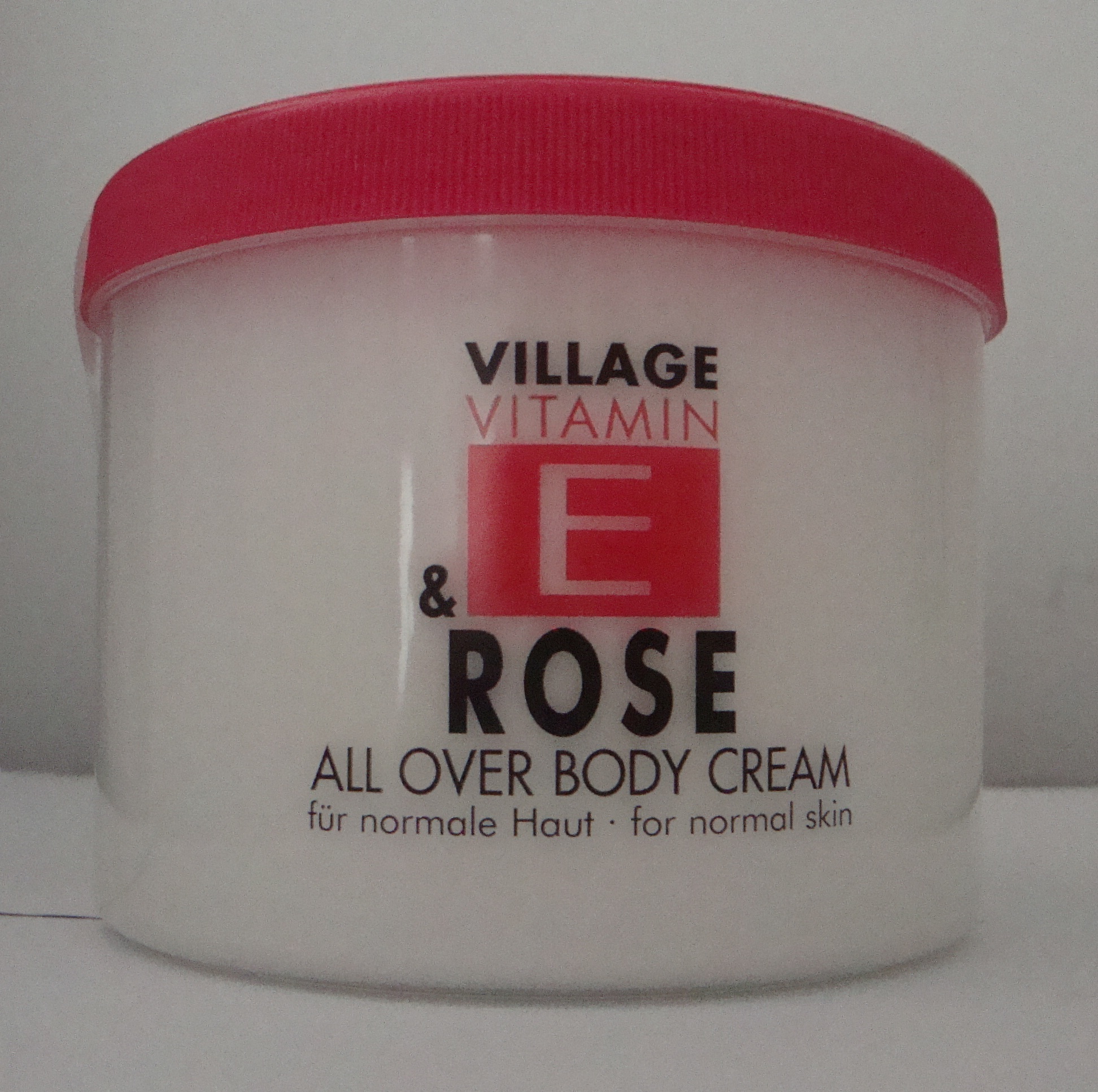 Village Crema de corp cu Vitamina E si trandafir, 500 ml